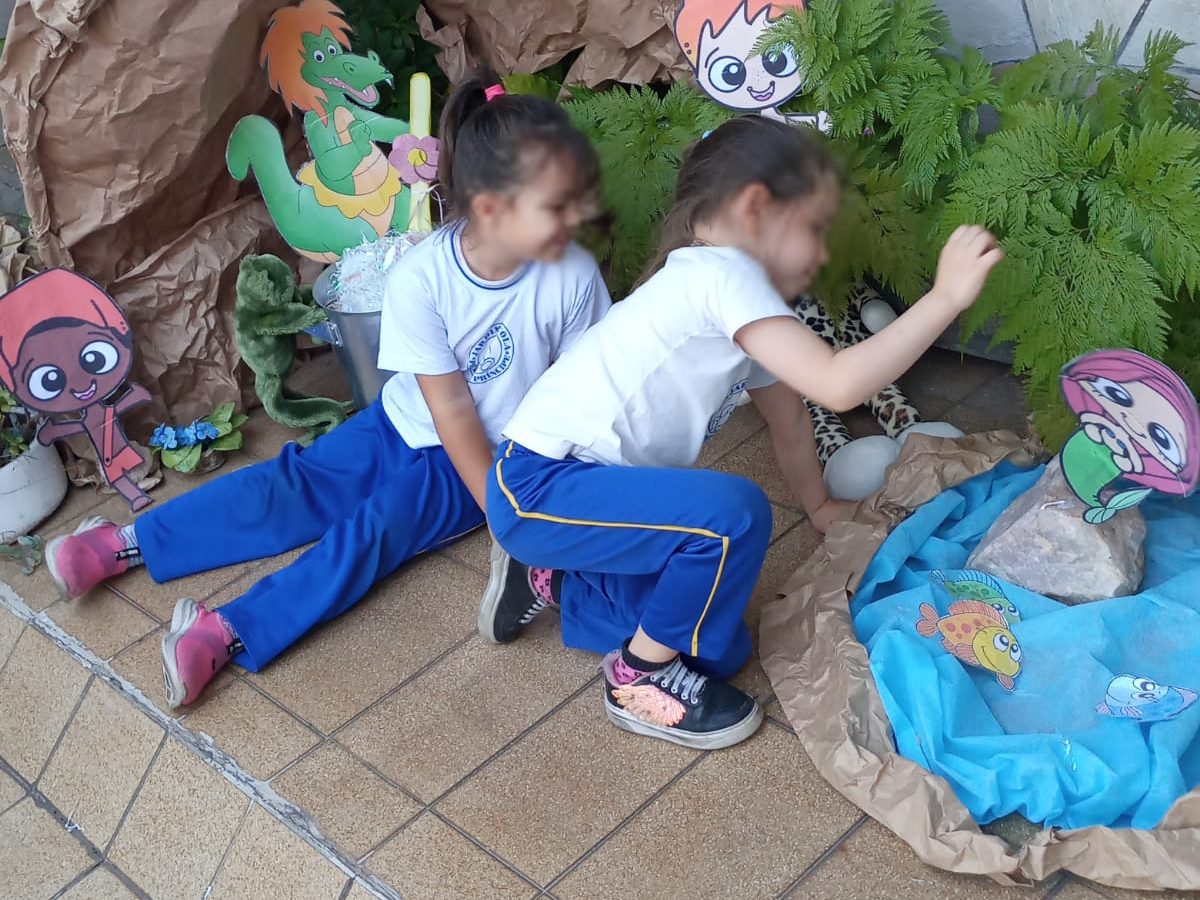 Crianças brincando no jardim temático da escola