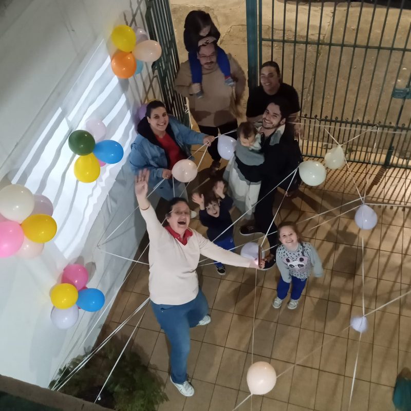 Famílias e crianças em festa com balões na escola